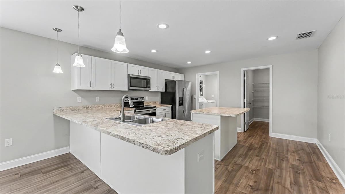 902 VERMONT AVENUE — photo 9 of 35