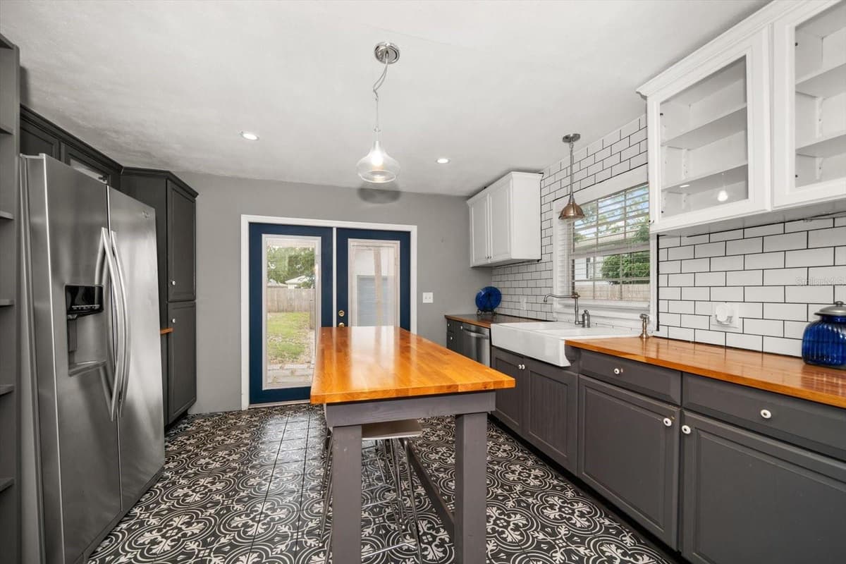 310 LINCOLN AVENUE — photo 12 of 53