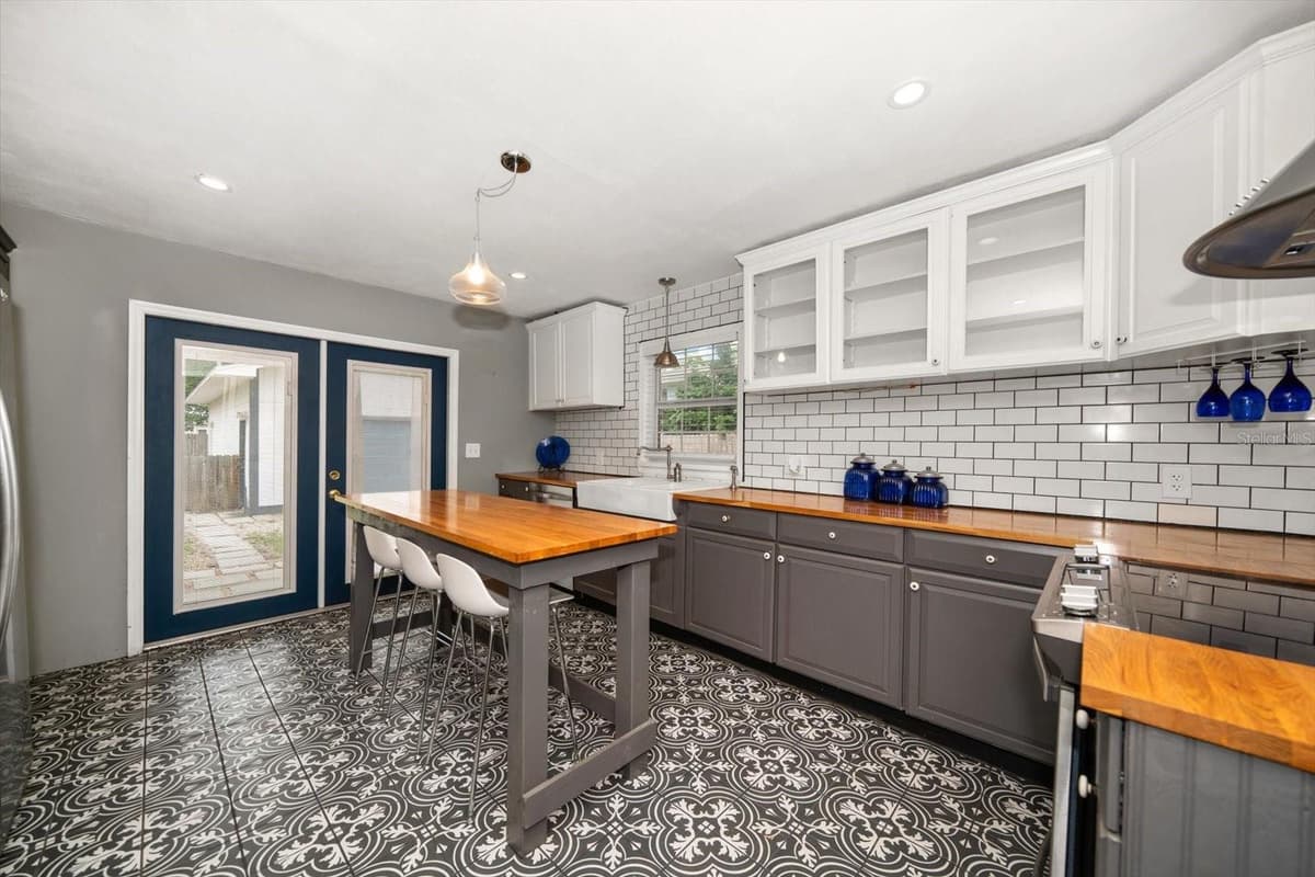 310 LINCOLN AVENUE — photo 10 of 53