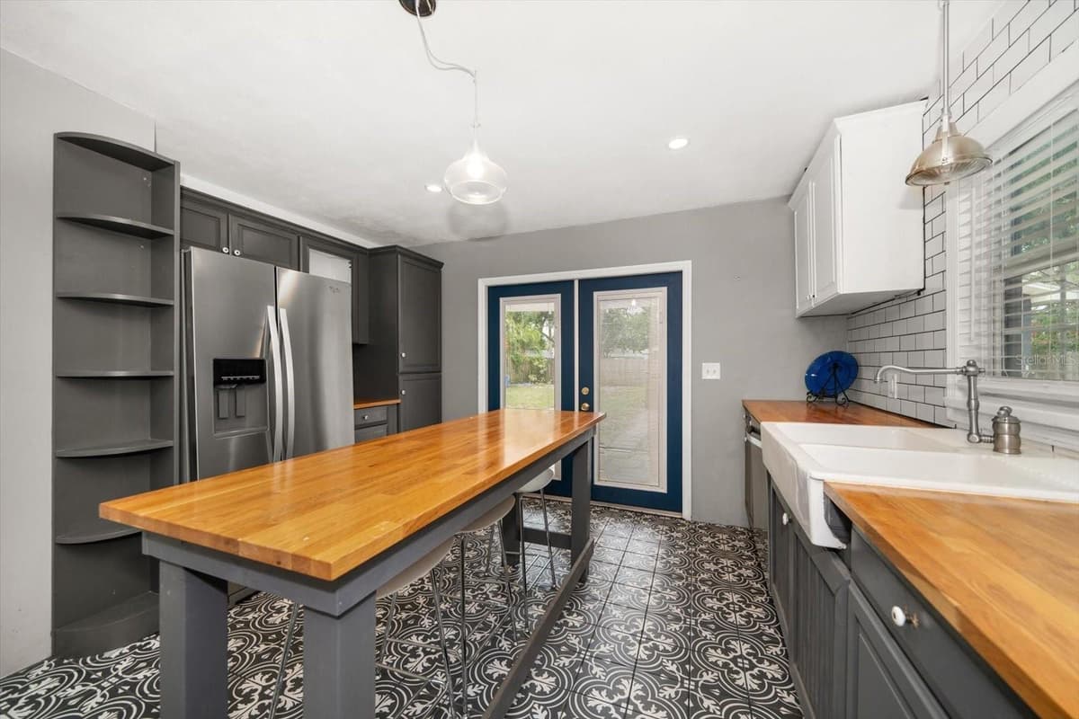 310 LINCOLN AVENUE — photo 14 of 53