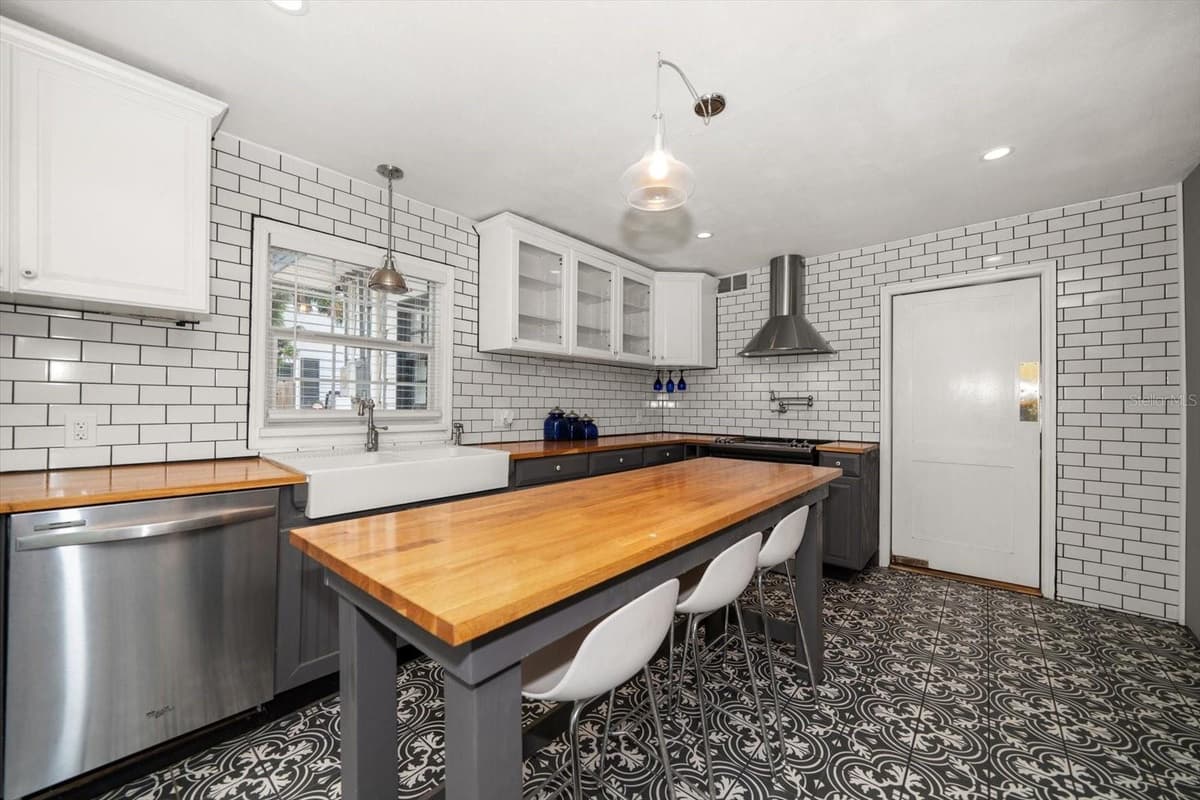 310 LINCOLN AVENUE — photo 11 of 53