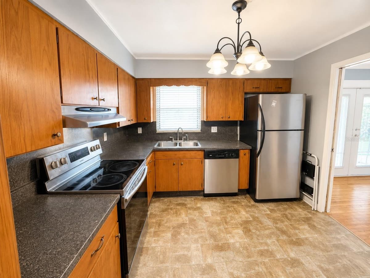 409 MONTGOMERY AVENUE — photo 2 of 9