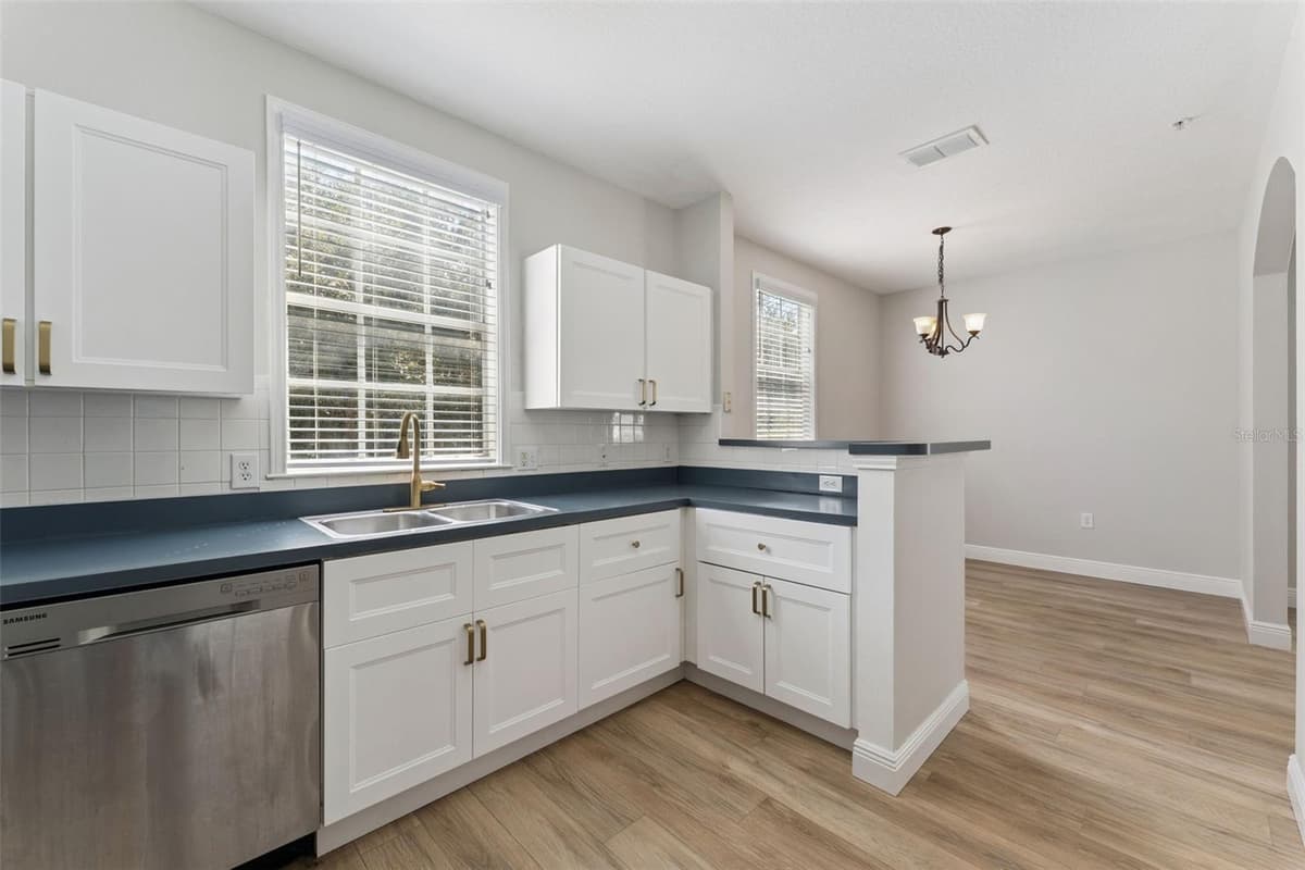 310 GRAND MAGNOLIA AVENUE — photo 12 of 53