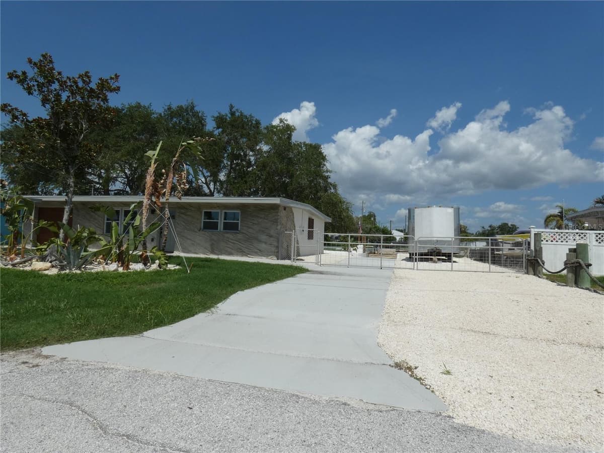 13400 CAROL DRIVE — photo 15 of 48