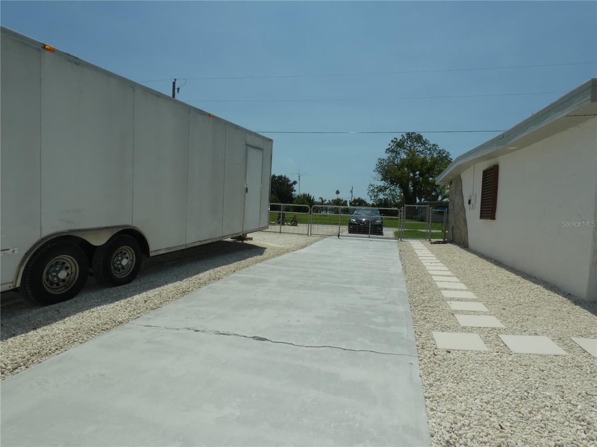 13400 CAROL DRIVE — photo 17 of 48
