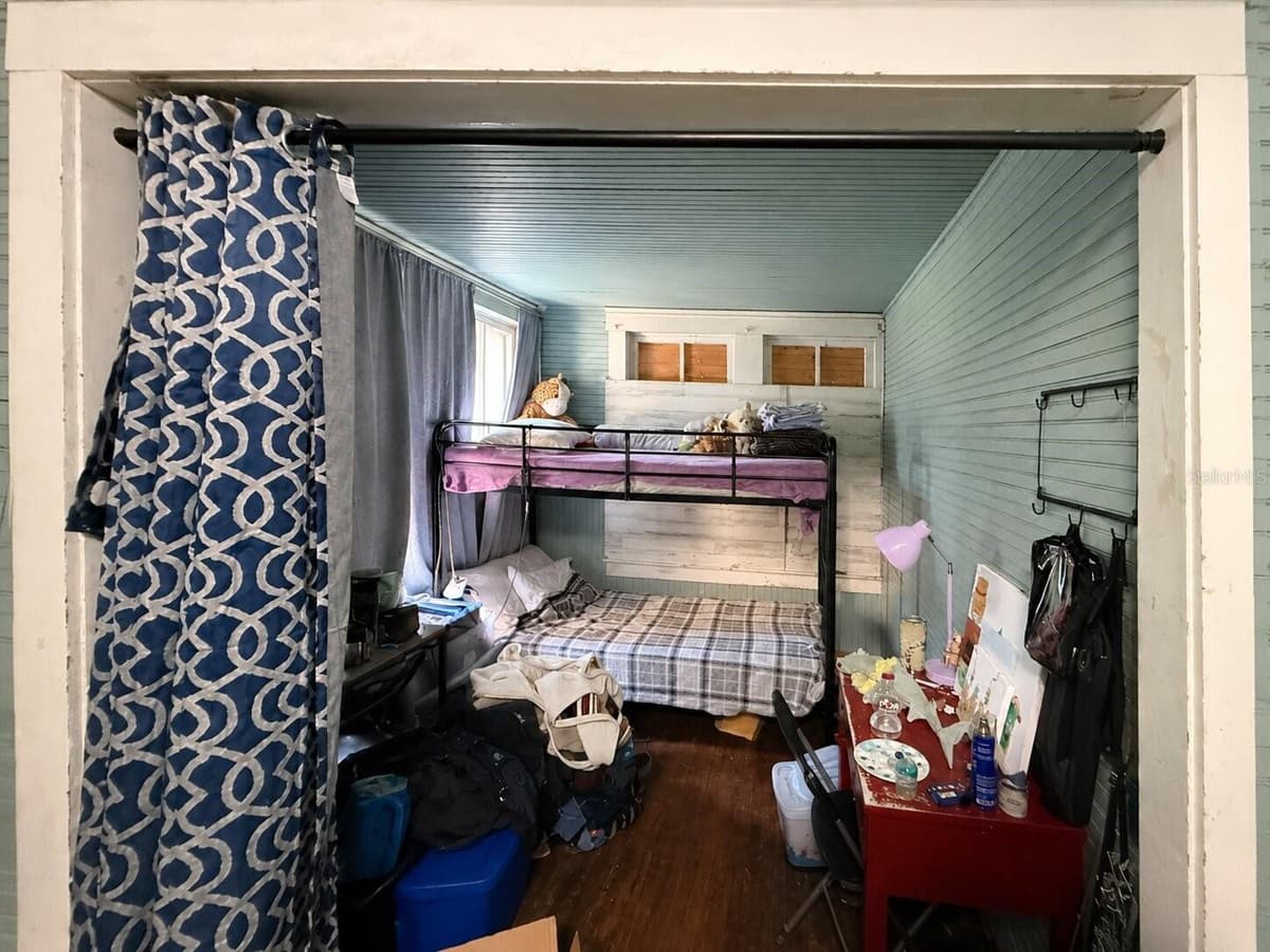 129 MILLS AVENUE — photo 10 of 16