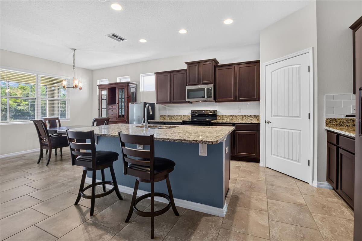 5852 MARSH LANDING DRIVE — photo 12 of 49