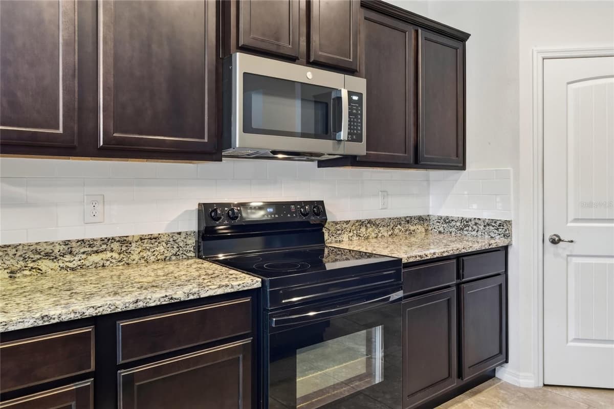 5852 MARSH LANDING DRIVE — photo 14 of 49