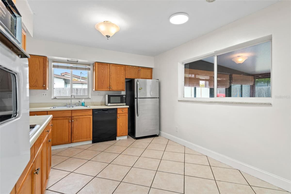 522 WILSHIRE DRIVE — photo 13 of 33