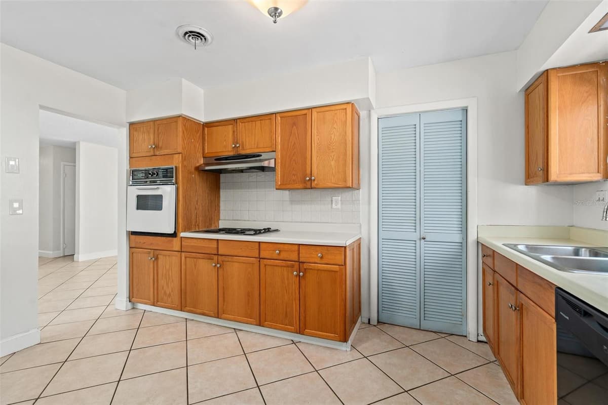 522 WILSHIRE DRIVE — photo 15 of 33