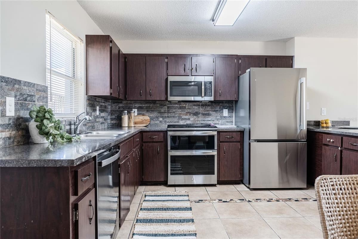 4864 CEDAR VIEW DRIVE — photo 10 of 36