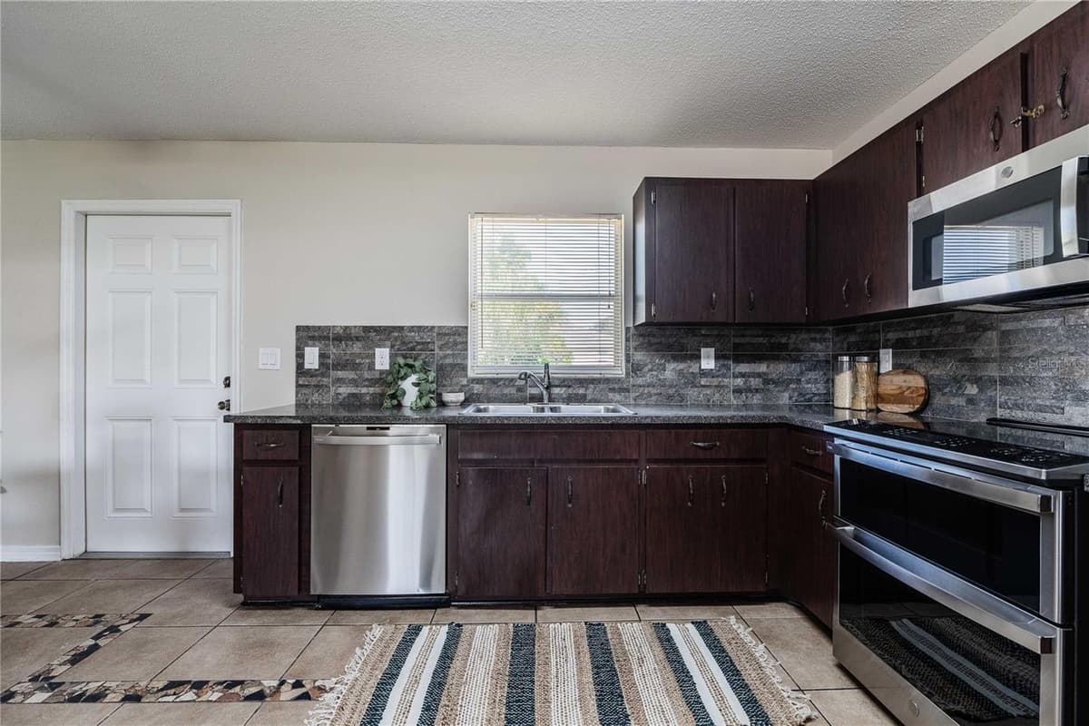 4864 CEDAR VIEW DRIVE — photo 12 of 36
