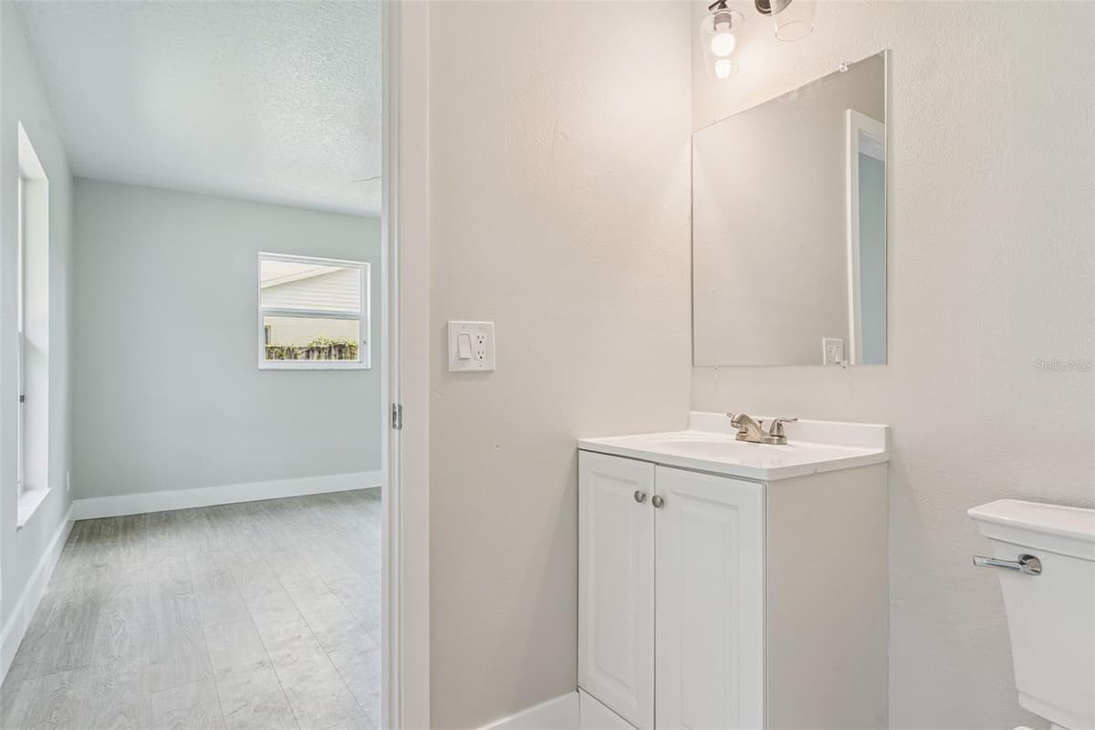 324 QUEEN AVENUE — photo 19 of 39