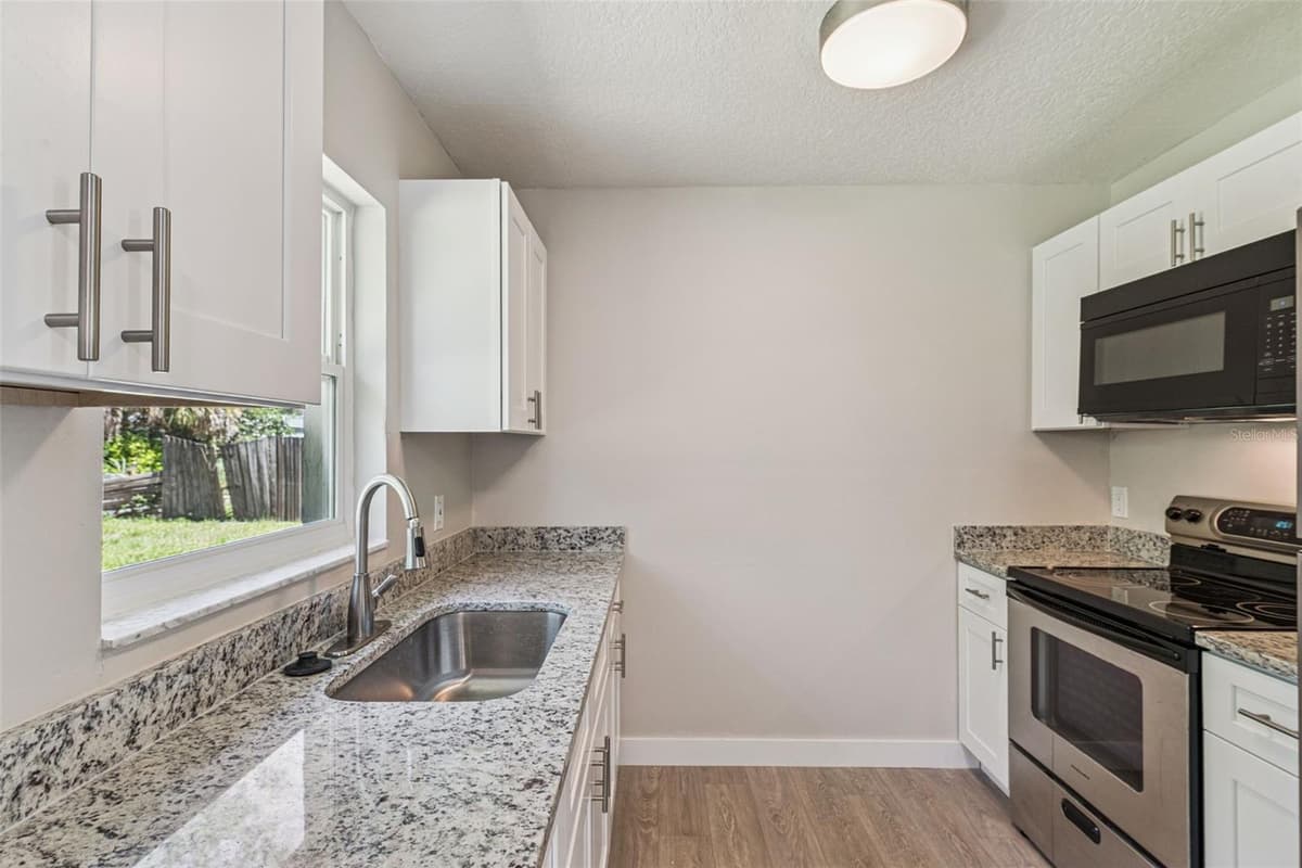 324 QUEEN AVENUE — photo 13 of 39