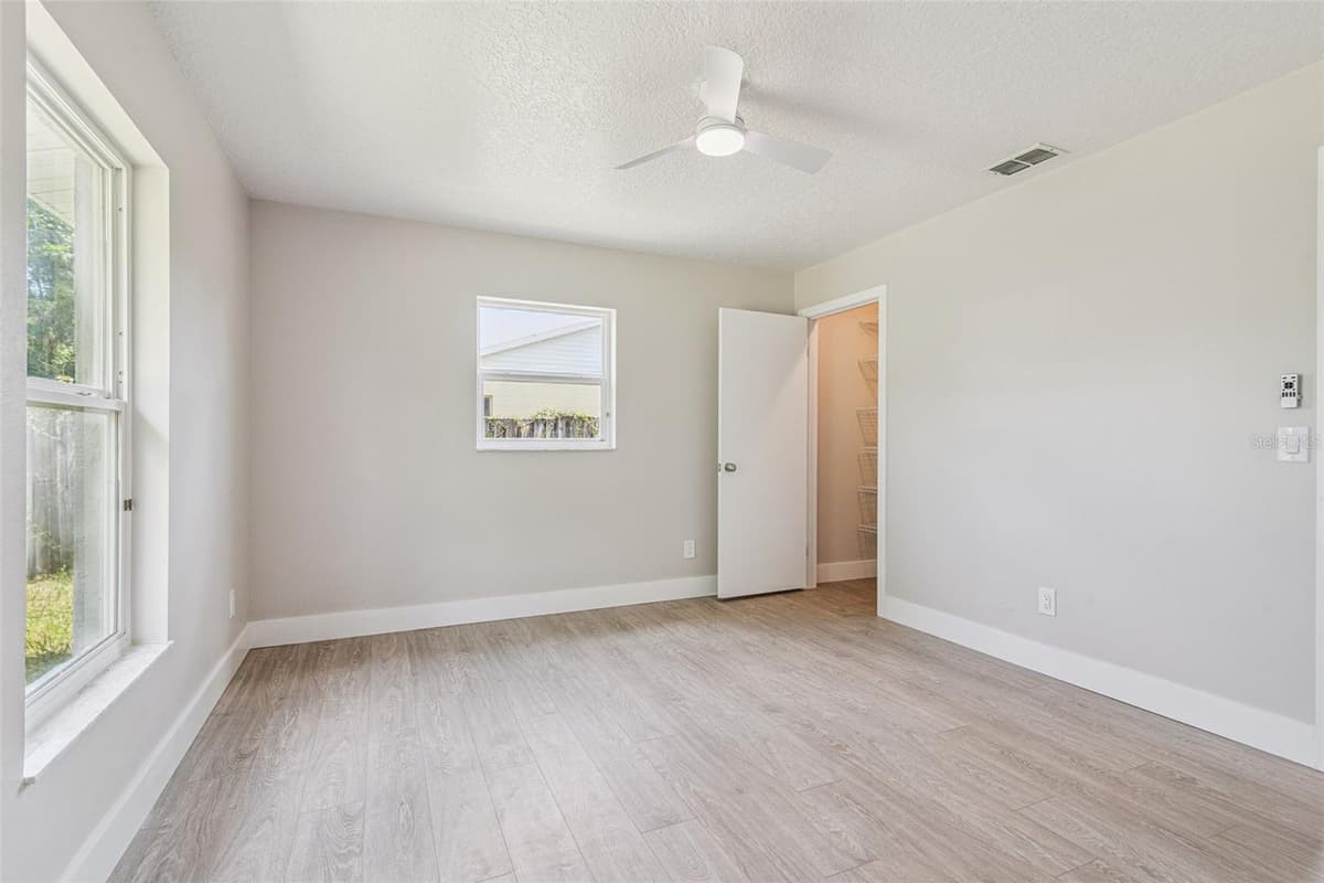 324 QUEEN AVENUE — photo 17 of 39