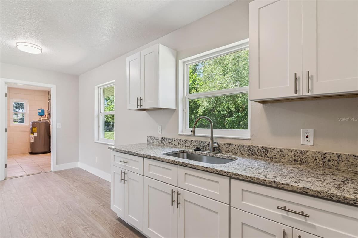 324 QUEEN AVENUE — photo 14 of 39