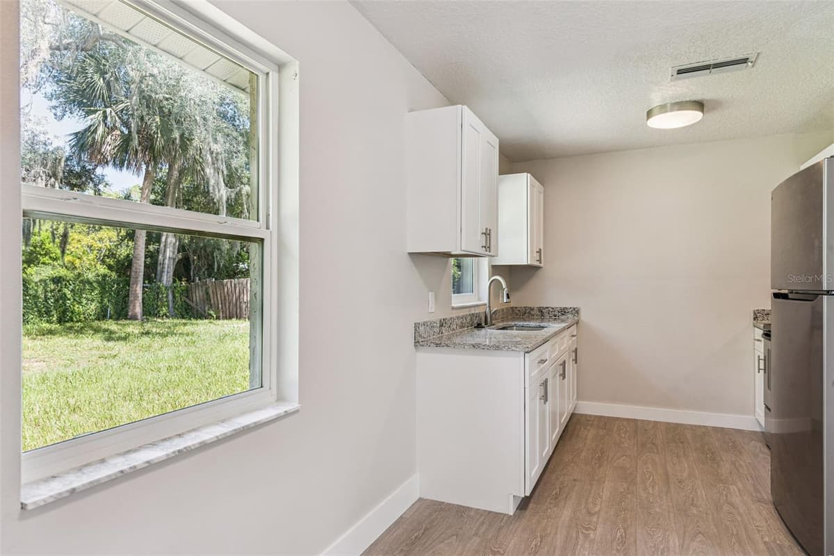 324 QUEEN AVENUE — photo 15 of 39