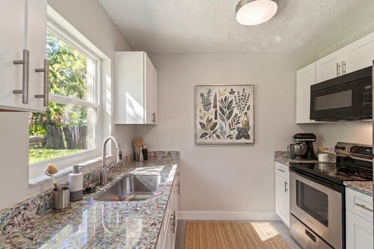 324 QUEEN AVENUE — photo 12 of 39