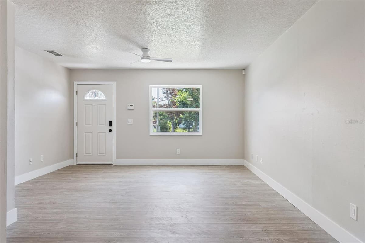 324 QUEEN AVENUE — photo 9 of 39
