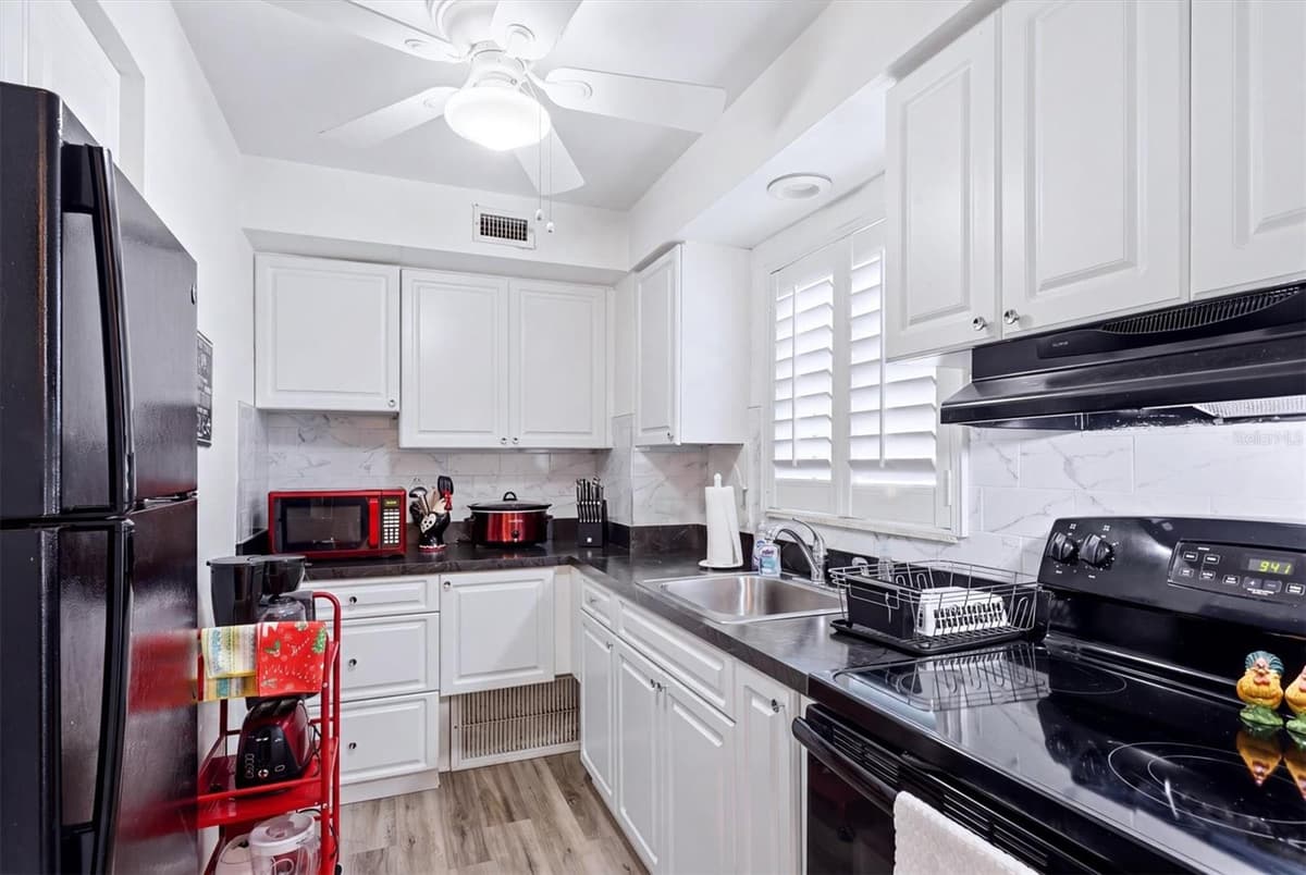 3950 ROXANE BOULEVARD — photo 12 of 26