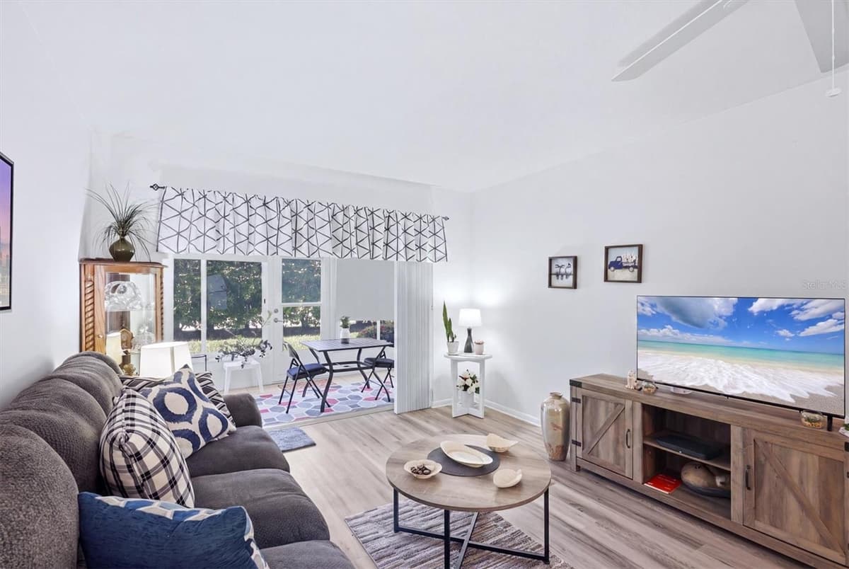 3950 ROXANE BOULEVARD — photo 4 of 26