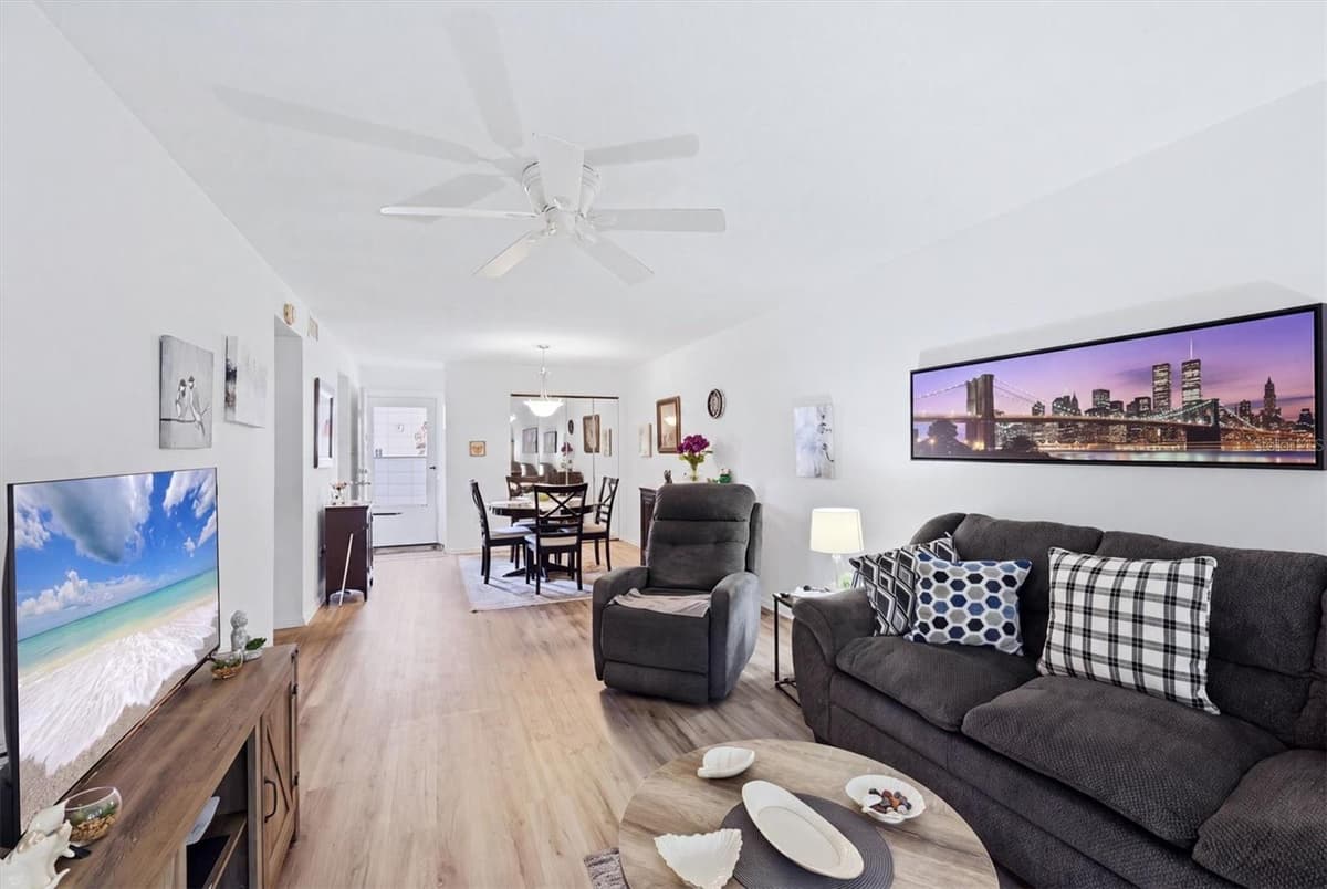 3950 ROXANE BOULEVARD — photo 7 of 26