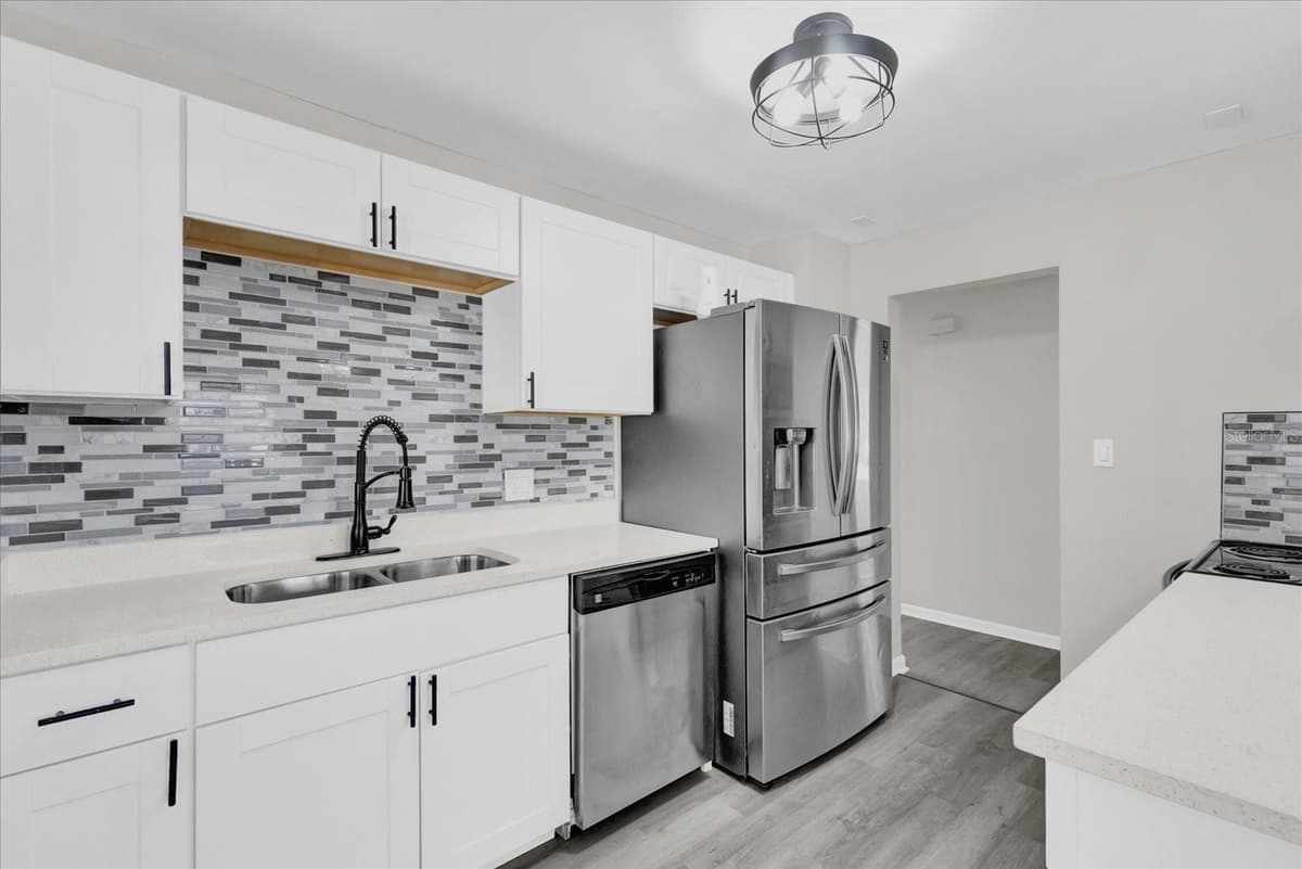 204 LOUIS STREET — photo 9 of 31