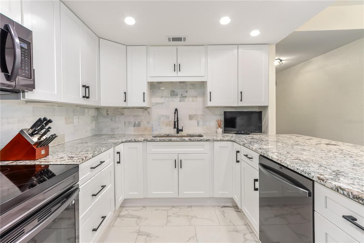 4 BELLEVIEW BOULEVARD — photo 6 of 40