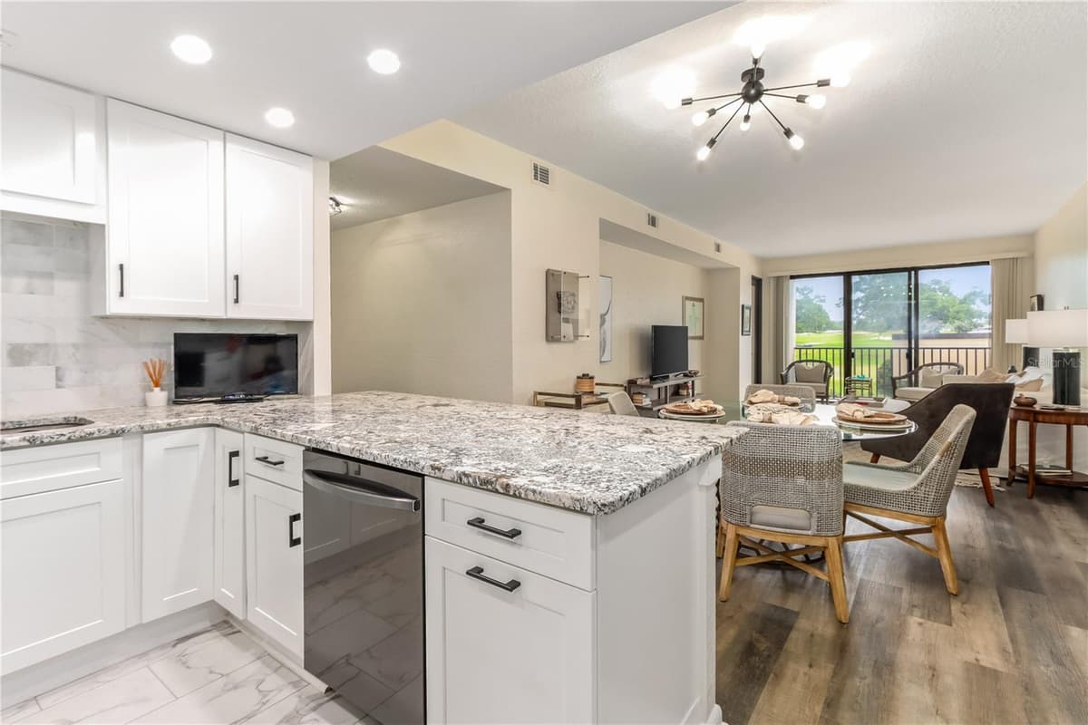 4 BELLEVIEW BOULEVARD — photo 5 of 40