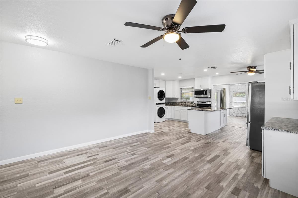 206 GUNLOCK AVENUE — photo 10 of 38