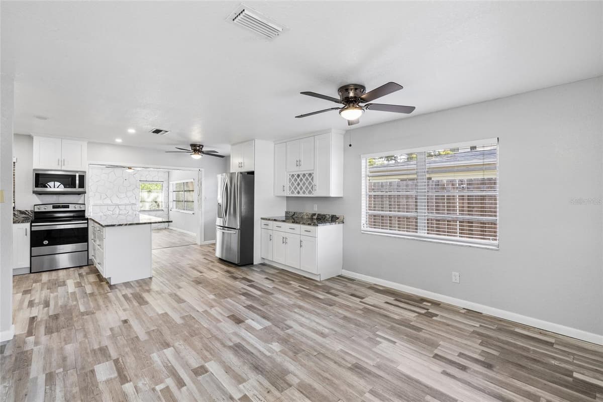 206 GUNLOCK AVENUE — photo 8 of 38