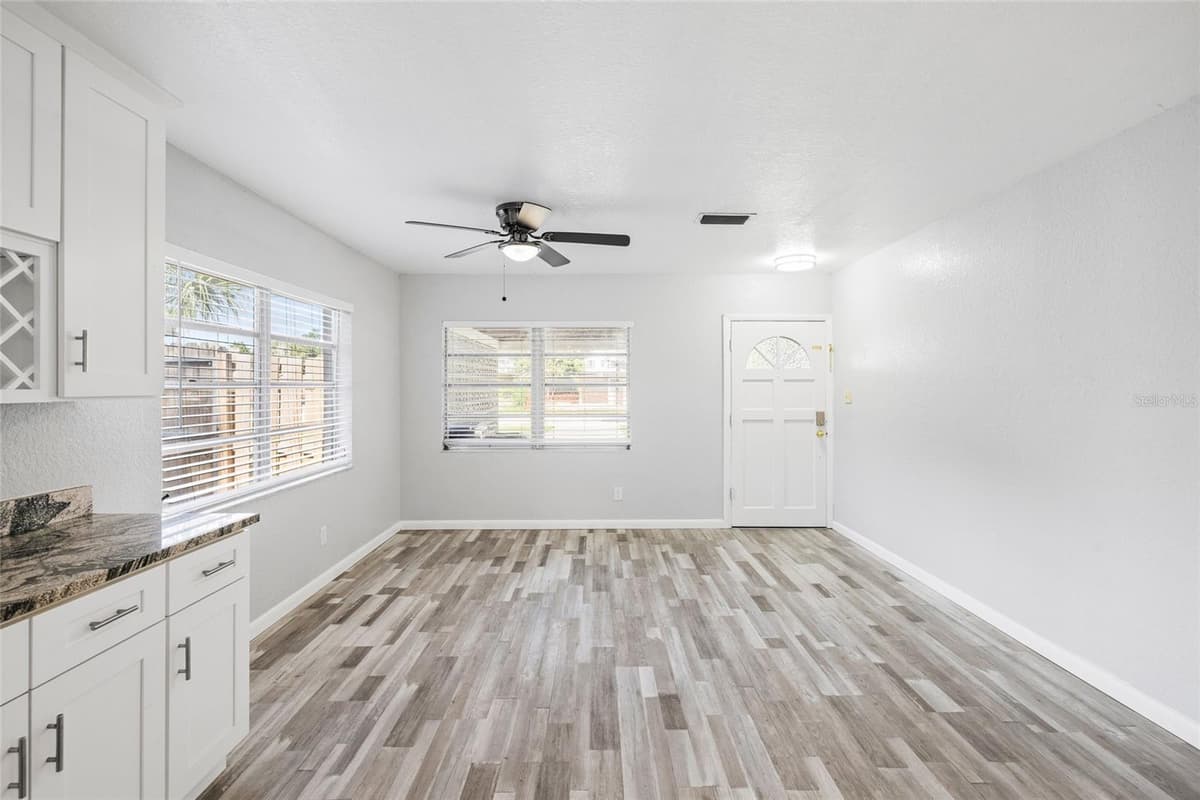206 GUNLOCK AVENUE — photo 6 of 38