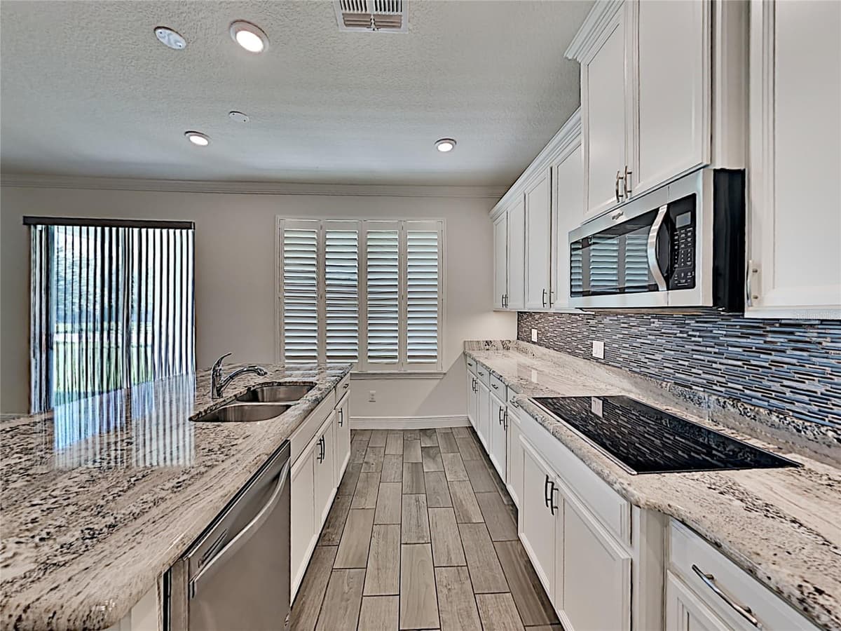 8931 LOOKOUT POINTE DRIVE — photo 6 of 27