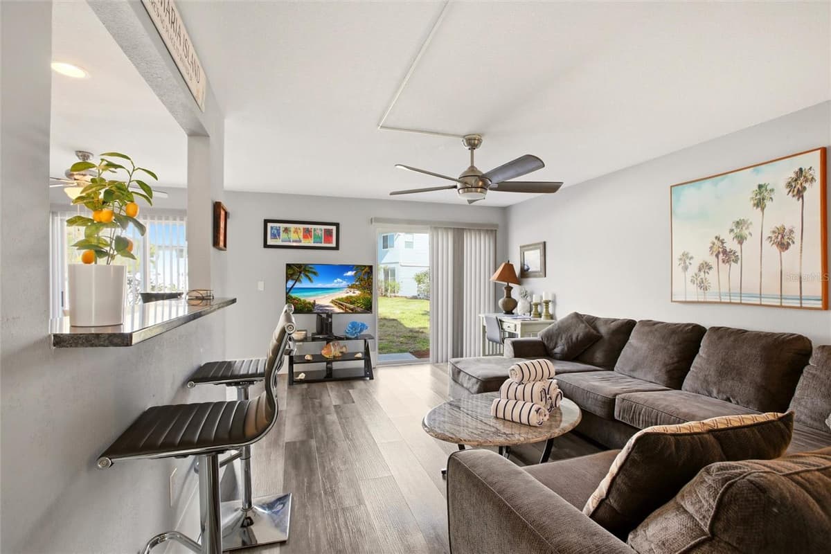 10125 MANATEE AVENUE — photo 5 of 39