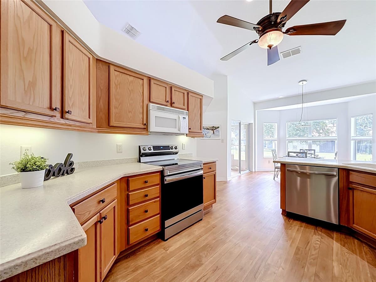 24100 PEEKSKILL STREET — photo 11 of 54