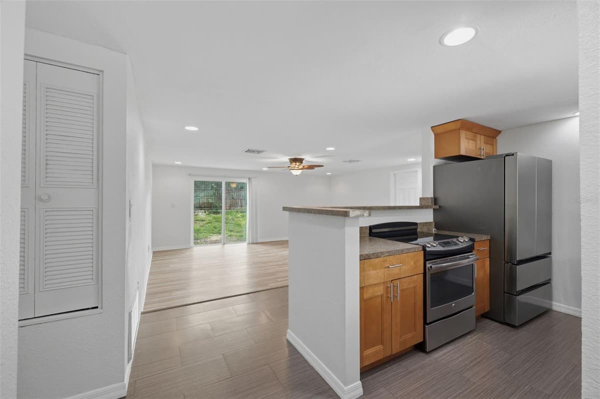 2804 APPLEWOOD DRIVE — photo 3 of 30