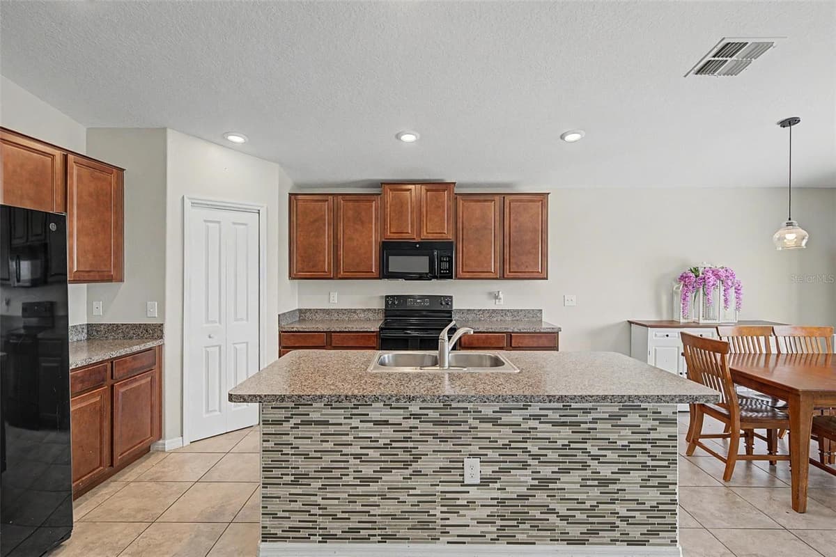 9625 SAGE CREEK DRIVE — photo 10 of 55