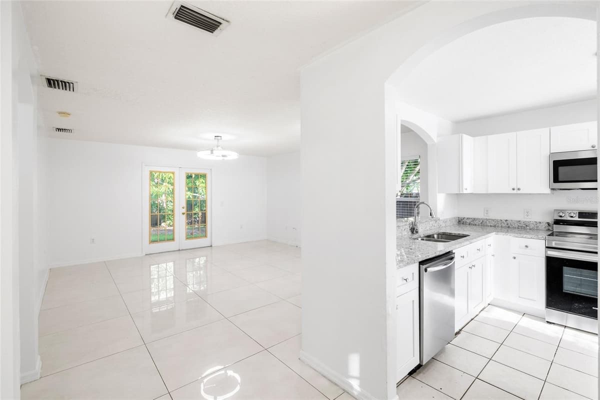 10001 FLORENCE AVENUE — photo 4 of 33