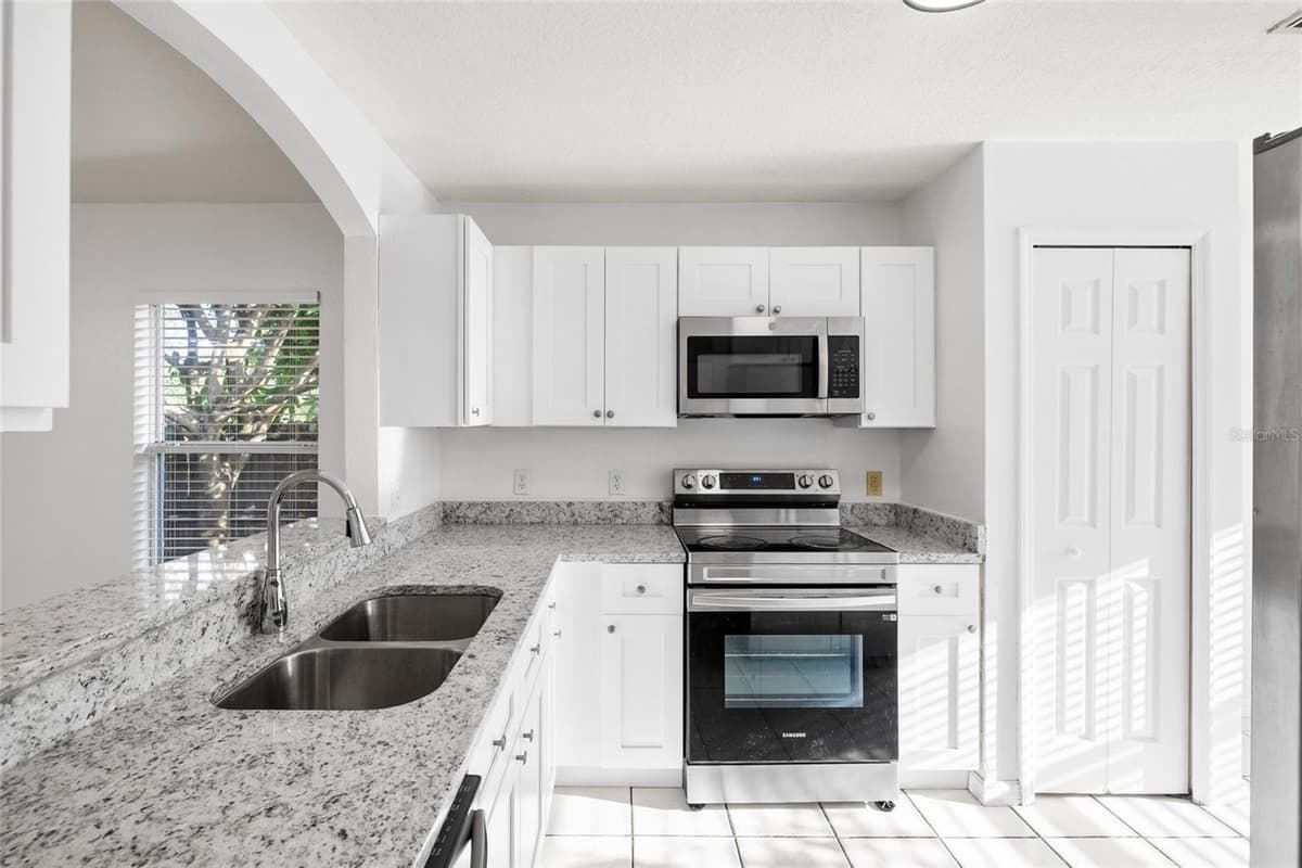 10001 FLORENCE AVENUE — photo 6 of 33
