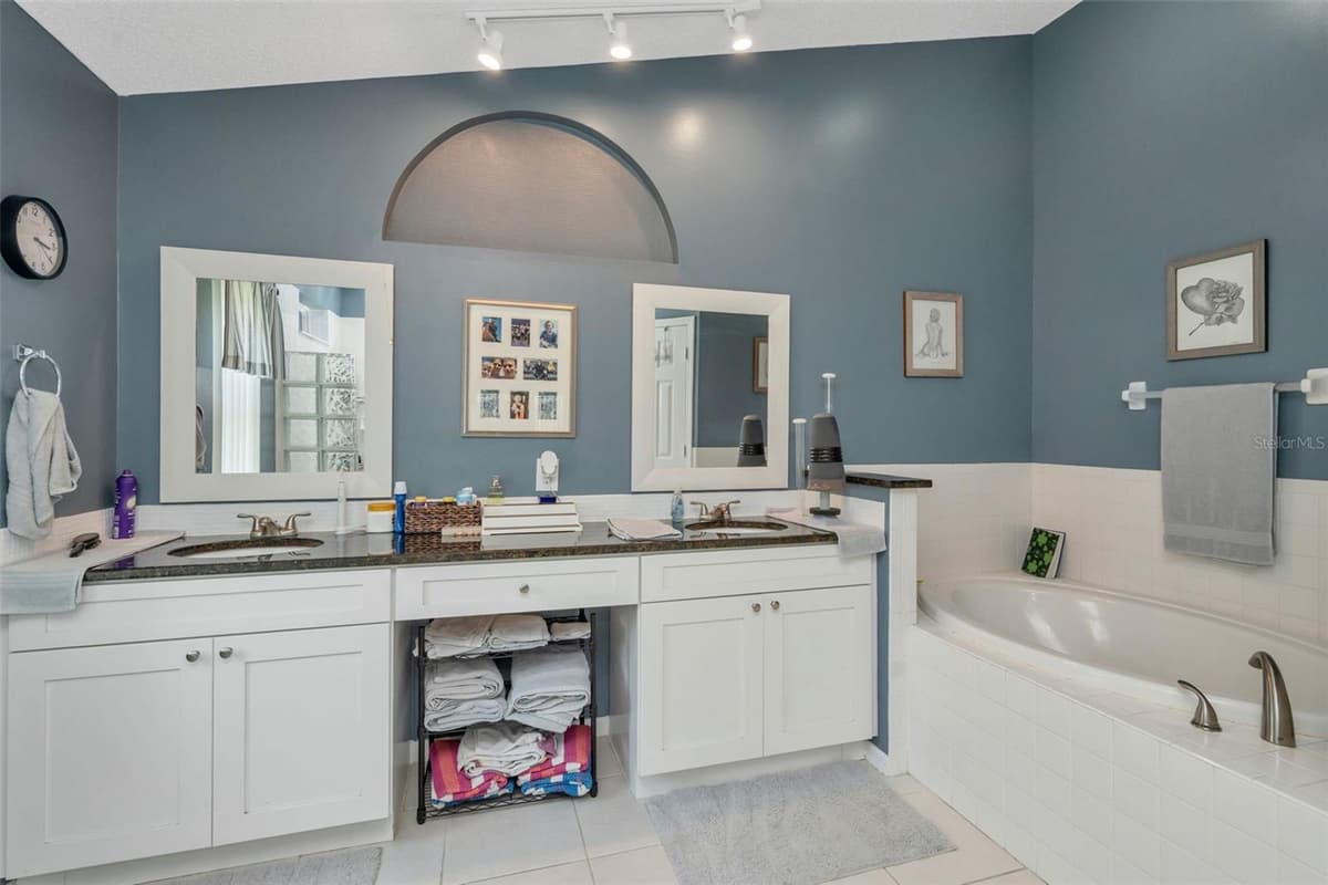 13853 PIMBERTON DRIVE — photo 19 of 47