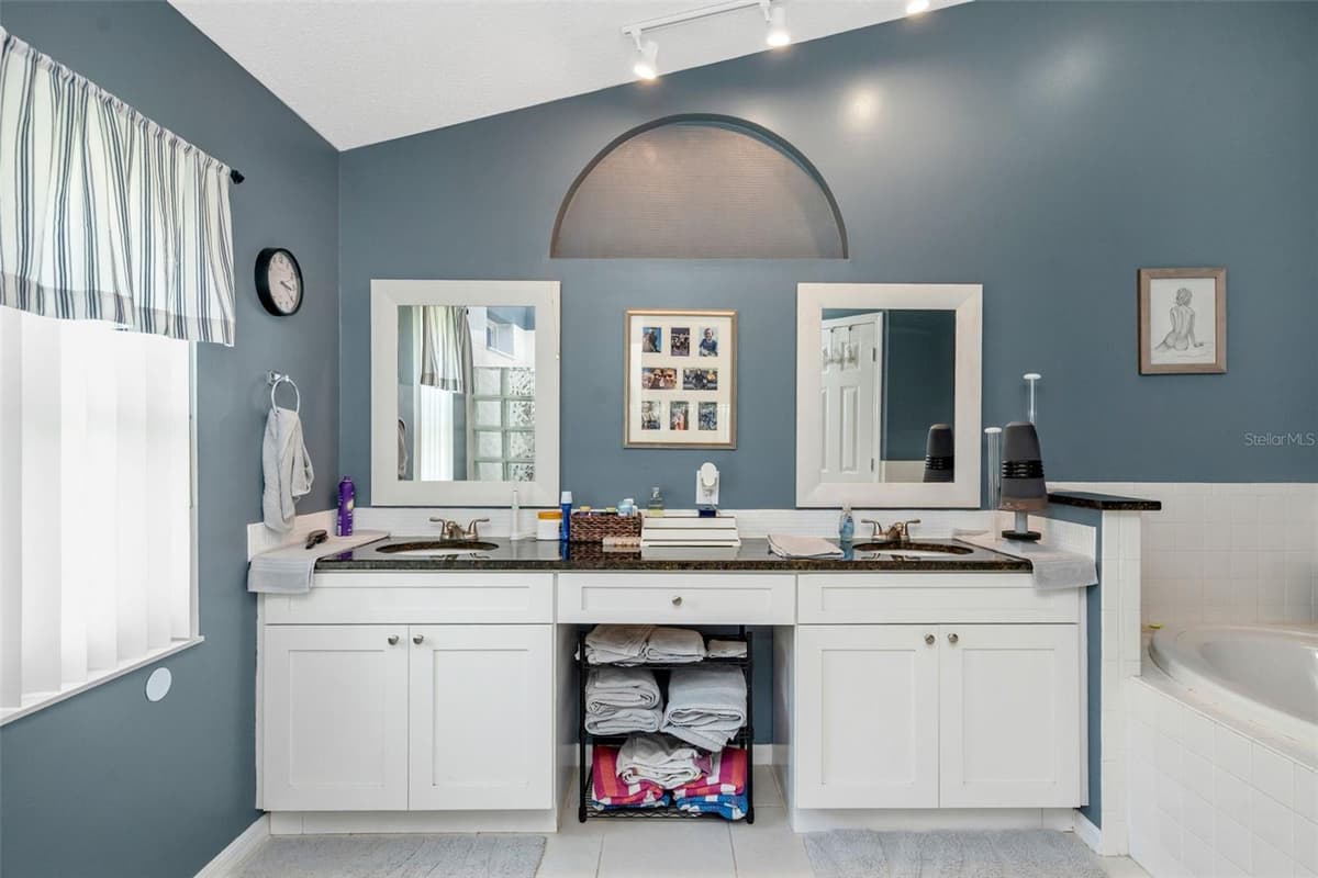 13853 PIMBERTON DRIVE — photo 18 of 47