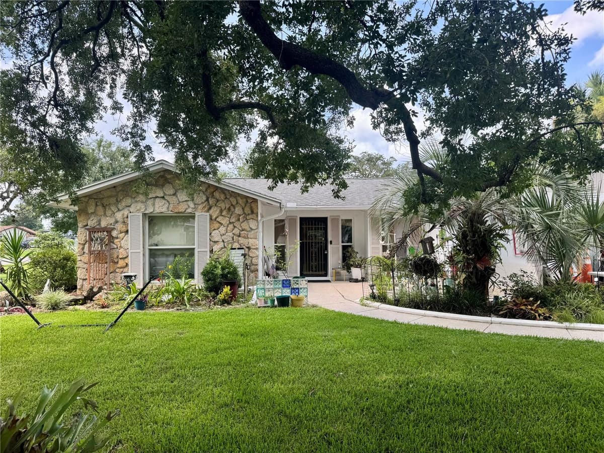 30 FERNHAM LANE — photo 1 of 25
