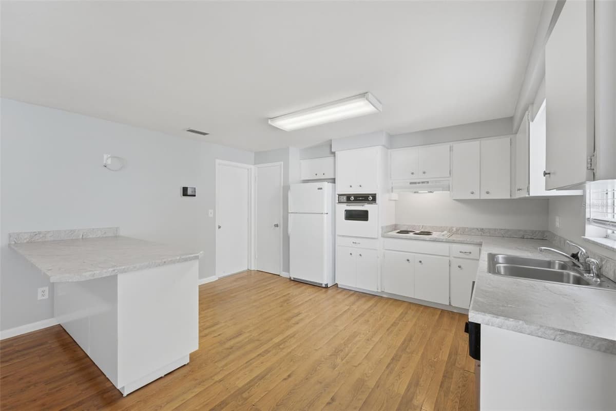 1387 BELLEVUE BOULEVARD — photo 11 of 42