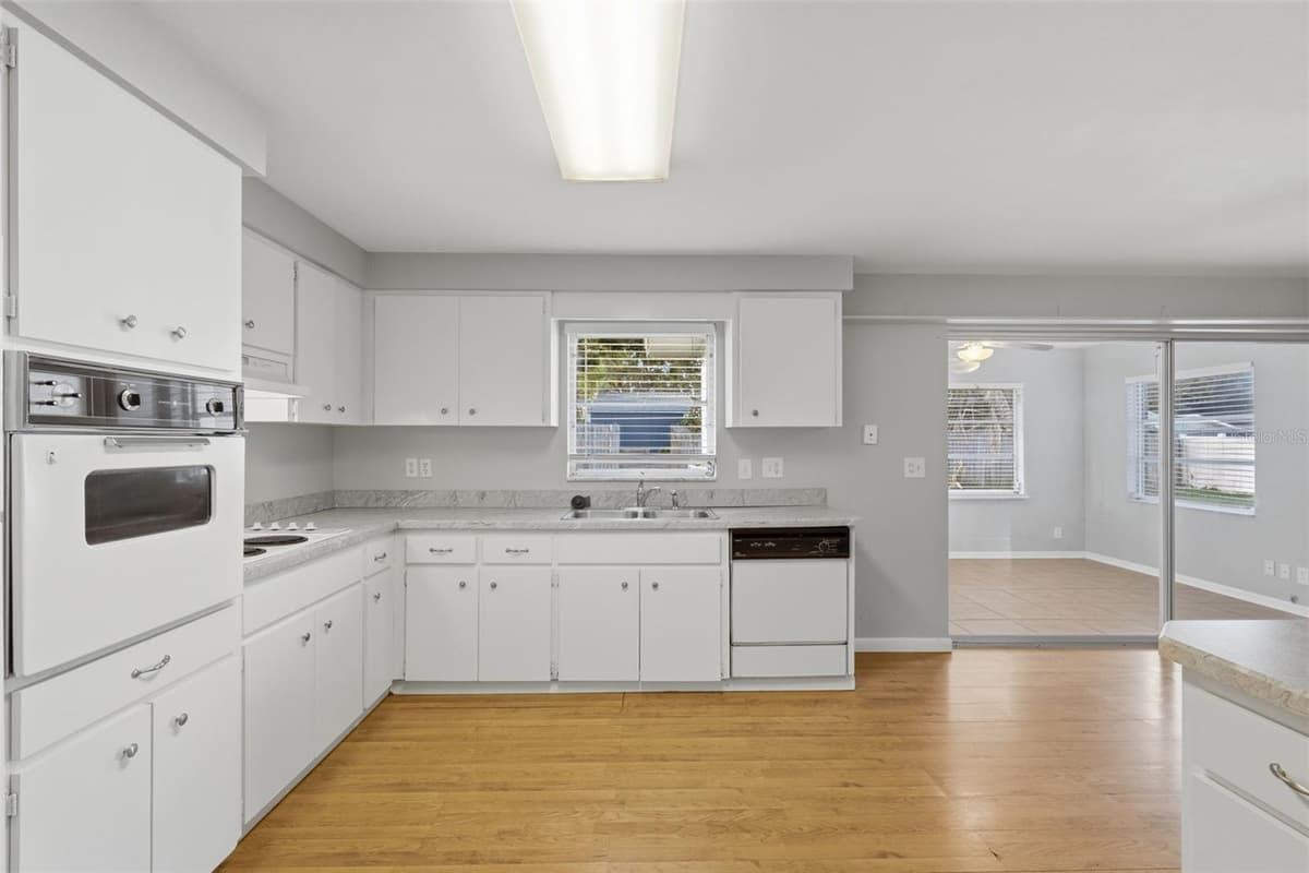 1387 BELLEVUE BOULEVARD — photo 10 of 42