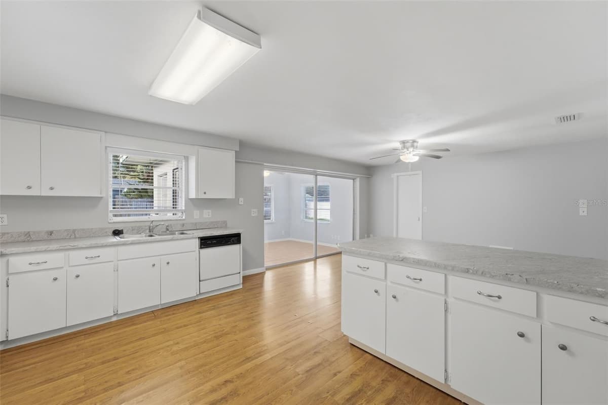 1387 BELLEVUE BOULEVARD — photo 9 of 42