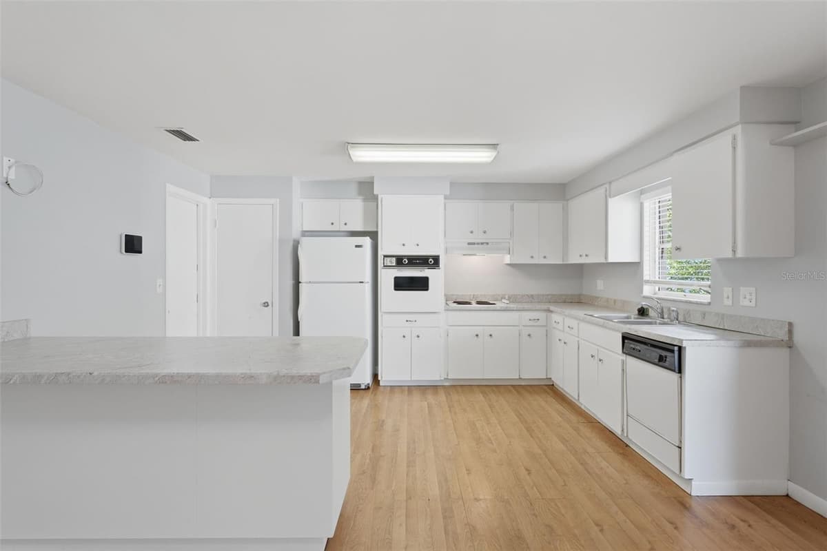1387 BELLEVUE BOULEVARD — photo 12 of 42