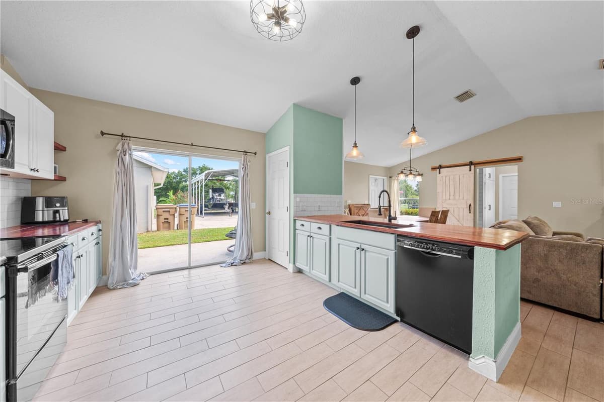 4865 MEADOW DRIVE — photo 8 of 33