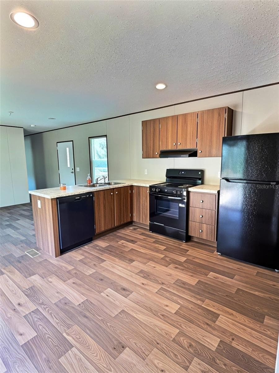 13354 TYRONE STREET — photo 11 of 36