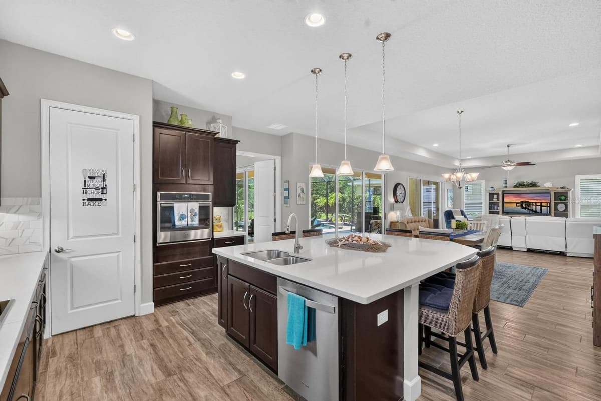 910 CREEKWOOD DRIVE — photo 10 of 66