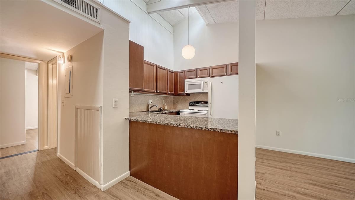500 JEFFERSON AVENUE — photo 10 of 33